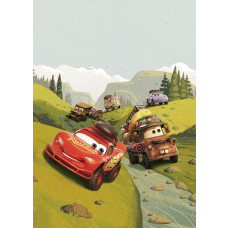Fotobehang met een vrolijke kampeerscène van Disney's Cars, waarbij Lightning McQueen en Mater genieten van een kampeeravontuur in de natuur.