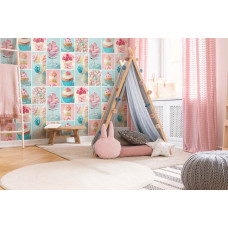 Een fotobehang van roze en blauwe koekjes en cupcakes voor de babykamer.