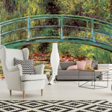 Een fotobehang van 'De Japanse Brug' van Claude Monet met waterlelies, geplaatst in een sfeervolle woonkamer.