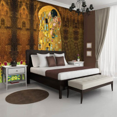 Een fotobehang van 'De Kus' van Gustav Klimt met een romantische en gedetailleerde gouden achtergrond in een slaapkamer.
