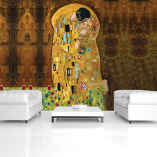 Een fotobehang van 'De Kus' van Gustav Klimt, dat warmte en intimiteit toevoegt aan een woonkamer.