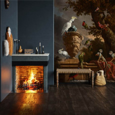 Een eetkamer met een fotobehang met een levendige verzameling exotische dieren en vogels, waaronder doodshoofdaapjes, kaketoes, een roodstaartpapegaai en een vrouwenlori, geïnspireerd op het schilderij De Menagerie van Melchior d’Hondecoeter.