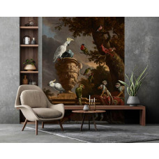 Fotobehang in een woonkamer met een levendige verzameling exotische dieren en vogels, waaronder doodshoofdaapjes, kaketoes, een roodstaartpapegaai en een vrouwenlori, geïnspireerd op het schilderij De Menagerie van Melchior d’Hondecoeter.
