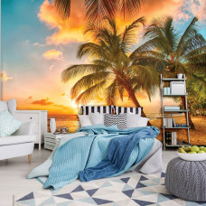 Fotobehang van tropische zonsondergang met gouden zon, palmbomen, strand en rustige zee, perfect voor de slaapkamer.