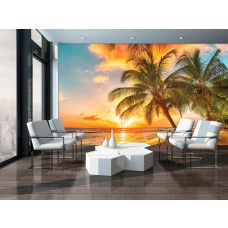 Tropisch fotobehang met oranje gloed van de zonsondergang, palmbomen en strand, perfect voor de woonkamer.