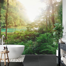 Een fotobehang met een tropisch junglelandschap en een glinsterend meer, perfect voor een badkamer.
