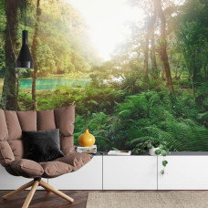 Een fotobehang met een indrukwekkend landschap diep in de jungle met water, geschikt voor een woonkamer.