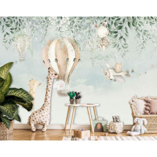 Een fotobehang van dieren in de wolken met een giraffe in een luchtballon, geschikt voor een babykamer.