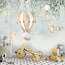 Een fotobehang van een giraffe in een luchtballon in vliesbehangstijl voor een kinderkamer.