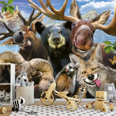 Een fotobehang met dieren uit het bos in een grappige selfie-opstelling, geschikt voor een kinderkamer.