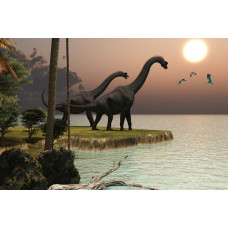 Fotobehang van dinosaurussen die zich langs een waterpartij bewegen, met een serene achtergrond van natuur.