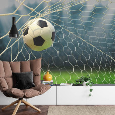 Een fotobehang met een voetbal die in volle vaart op het doel afgaat in een huiskamer.