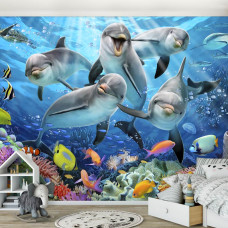 Een fotobehang van dolfijnen in een aquariumachtige onderwaterwereld, geschikt voor kinderen.