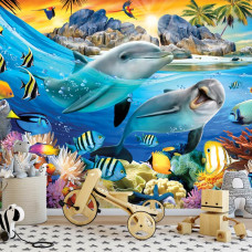 Een fotobehang met dolfijnen en palmbomen in een onderwaterwereld, passend voor een kinderkamer.