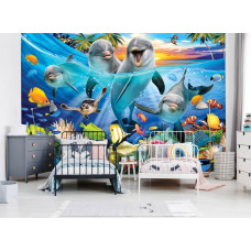 Een fotobehang van dolfijnen bij een onderwaterstrand, ideaal voor een kinderkamer.