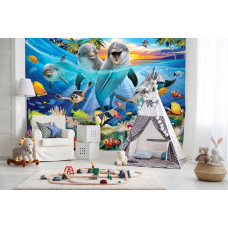 Een fotobehang met dolfijnen bij een strand en palmbomen, perfect voor een speelkamer.