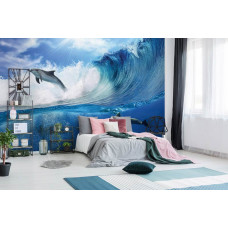 Een fotobehang met dolfijnen die uit de golven springen in een levendige zeeomgeving, ideaal voor een serene slaapkamer.