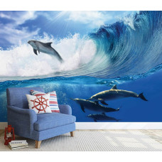 Een fotobehang met dolfijnen die uit de golven springen in een levendige zeeomgeving, geschikt voor een moderne woonkamer.