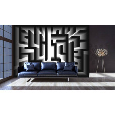Een fotobehang met een abstracte zwart-wit doolhofstijl in een woonkamer setting.