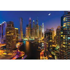Fotobehang van Dubai met wolkenkrabbers en flatgebouwen in de nacht.