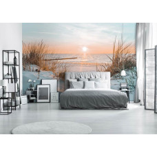 Een fotobehang met zee, duinen en een zonsondergang, perfect voor een slaapkamer.