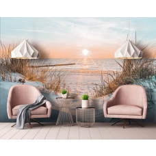 Een vliesbehang met een rustige strandsetting bij zonsondergang, ideaal voor een woonkamer.