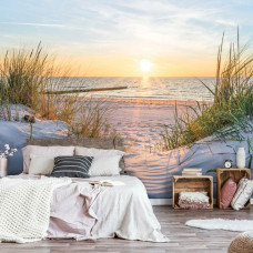 Een strand-fotobehang met een zonsopkomst en rustige duinen, perfect voor een slaapkamer.
