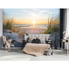 Een vliesbehang met een serene strandsetting bij zonsopkomst, ideaal voor een slaapkamer.
