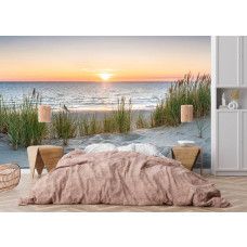 Fotobehang met zeezicht tussen het duingras bij zonsondergang in de slaapkamer.