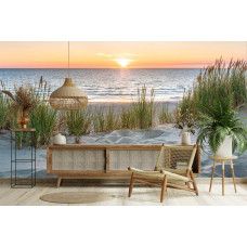 Fotobehang met duinlandschap en gouden avondzon aan zee in de woonkamer.