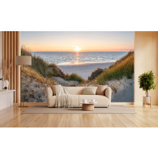 Sfeervol fotobehang met duinen, strand en zee tijdens een warme zonsondergang in een moderne woonkamer.
