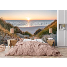 Fotobehang duinpad naar zee bij zonsondergang met helmgras, een rustig strand en warm zonlicht aan de horizon in de slaapkamer.