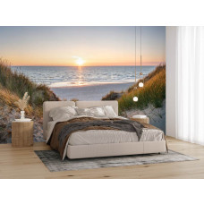 Fotobehang duinpad naar zee bij zonsondergang met een zandpad door de duinen en uitzicht op de rustige zee in de slaapkamer.
