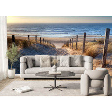 Fotobehang met een strandpad tussen de duinen geplaatst in een rustige woonkamer met uitzicht op zee.