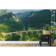 Een fotobehang met de Tara-brug in Montenegro, afgebeeld in een slaapkamer.