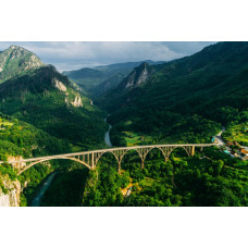 De Durdevica Tara-brug in Montenegro, omgeven door het Tara-gebergte en afgebeeld op een fotobehang met een landschap van bergen.