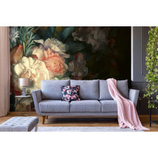 Een bloemen-fotobehang met rozen en pioenrozen, perfect voor een woonkamer.