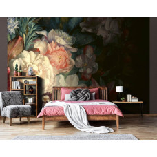 Een bloemenbehang met prachtige rozen en pioenrozen in een slaapkamer.