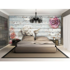 Een fotobehang van een engel met rozen op houten planken te zien in de slaapkamer.