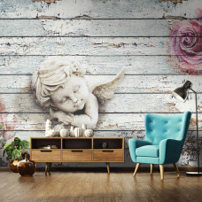 Een fotobehang van een engel met rozen op houten planken te zien in de woonkamer.