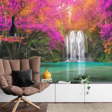 Een exotisch fotobehang van de Erawan-waterval in een bosrijke omgeving, ideaal voor een huiskamer.