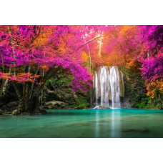 Fotobehang van de Erawan-waterval in Thailand, gelegen in een nationaal park omringd door bossen en natuur.