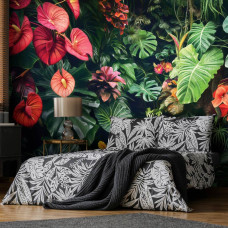 Een slaapkamer met een fotobehang met een weelderige mix van jungleplanten, kleurrijke bloemen en bladeren, met levendige kleuren die een tropische en frisse sfeer creëren.