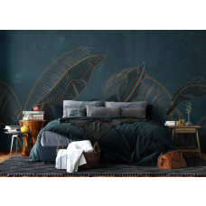 Een fotobehang met exotische palmbladeren in diepgroen met gouden accenten in de slaapkamer, waarin het elegante bladerpatroon en warme goudtinten een rustgevende en stijlvolle ambiance geven.