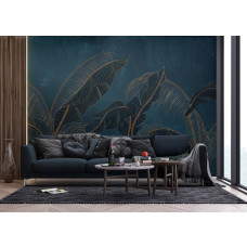Een fotobehang met exotische palmbladeren in diepgroen met gouden accenten in de woonkamer, waar de combinatie van rijke groentinten en verfijnde goudlijnen een chique en botanische sfeer creëert.