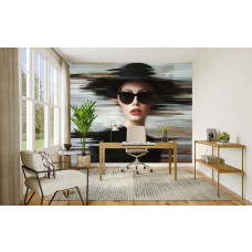 Fotobehang fashion icon met elegante hoed in een modern kantoor, waar het kunstzinnige portret een luxe en professionele uitstraling geeft.