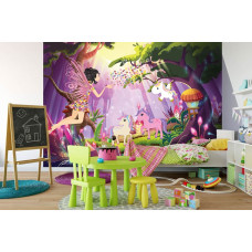 Een fotobehang van feeėn en unicorns met elfenstof en een eenhoorn in een sprookjesbos te zien in de kinderkamer.