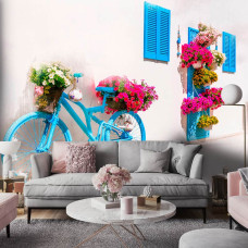 Een fotobehang van een fiets in een Griekse steeg met authentieke witgekalkte muren in vliesbehangstijl voor een woonkamer.