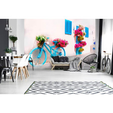 Een fotobehang van een fiets in een klassieke Griekse steeg in een stijlvolle woonkamer.