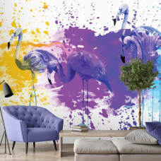 Een fotobehang van flamingo's in een moderne woonkamer.